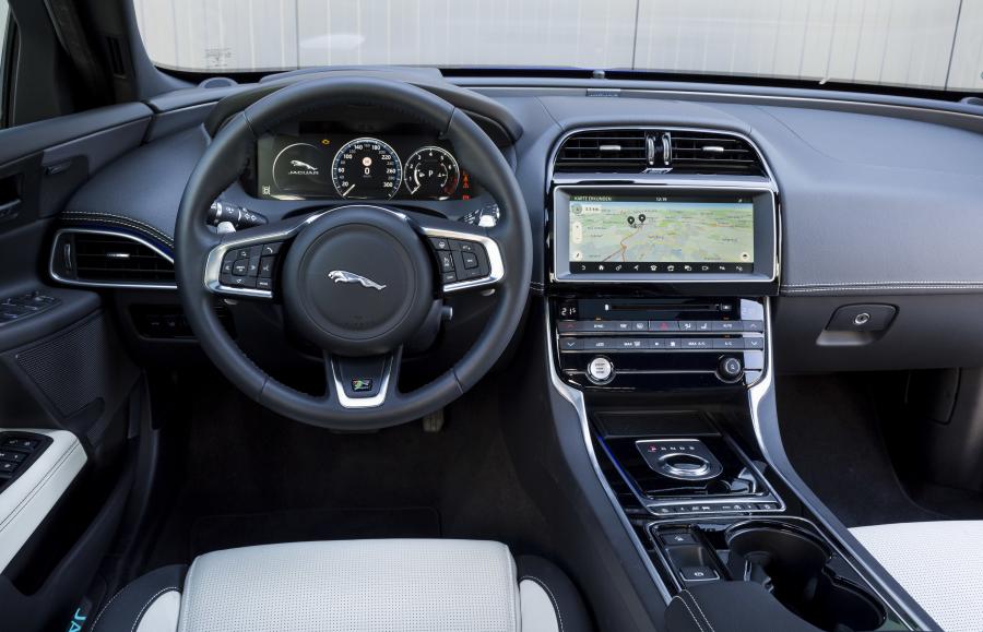 Торпедо Jaguar XE 25t AWD R-Sport 2016 года  (WW) (фото 8 из 8)